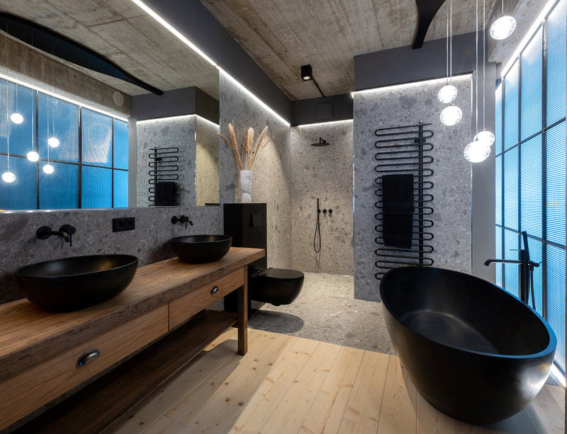 Badezimmer modern, schwarz mit Holz