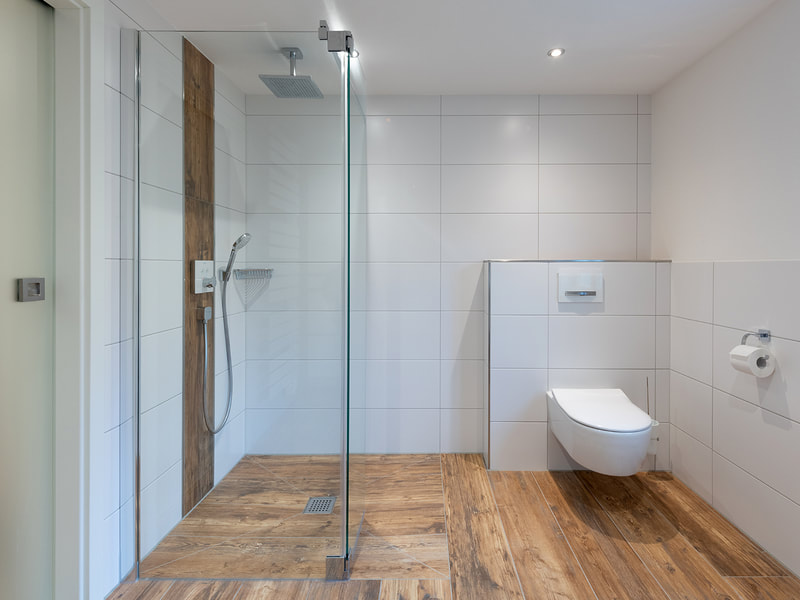 Badezimmer weiß mit Holzboden