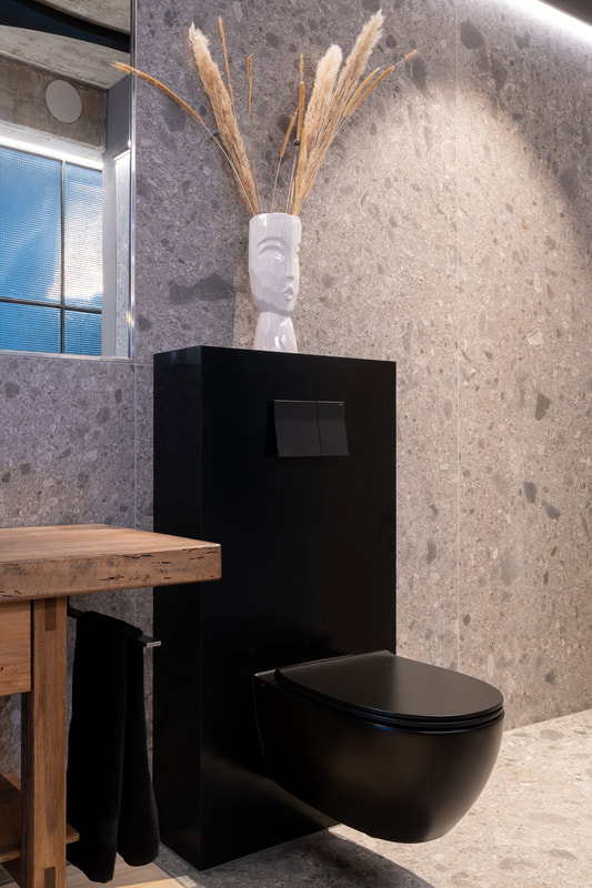 Badezimmer modern, schwarz mit Holz