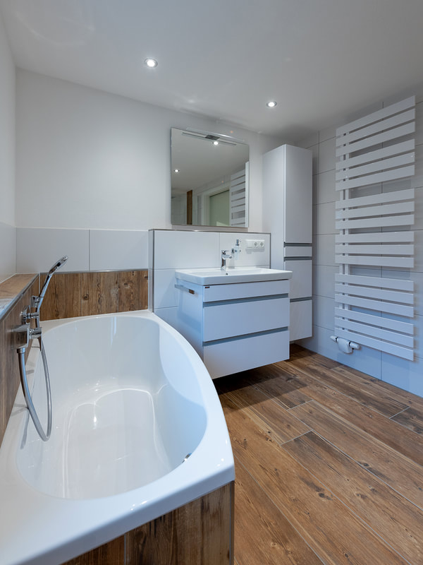 Badezimmer weiß mit Holz